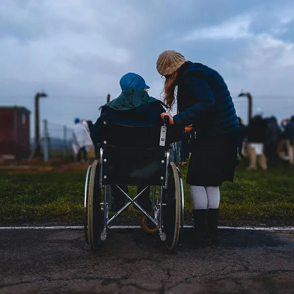 ¿Por qué es que elegir la silla de ruedas correcta también es beneficioso para el cuidador?